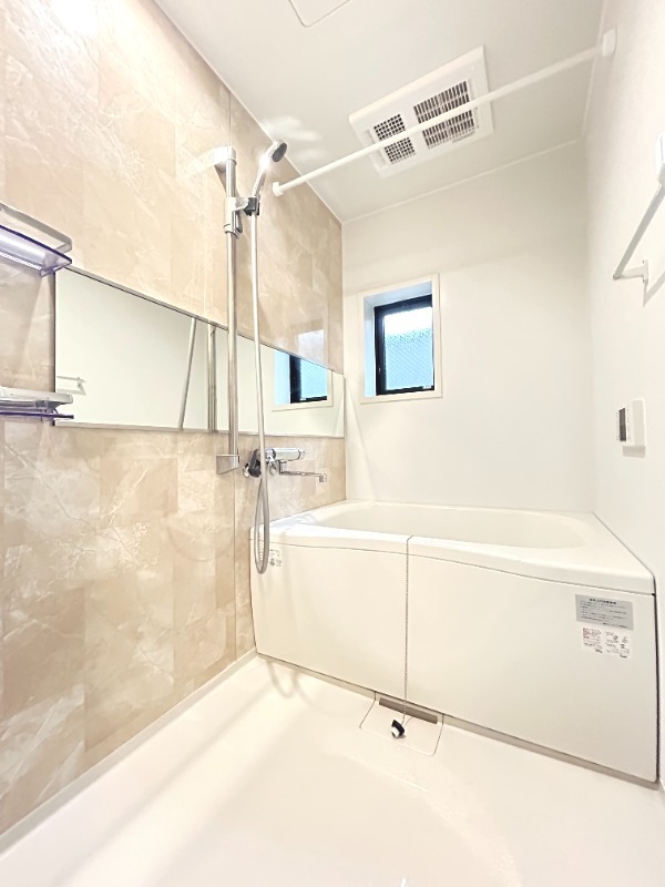 ��ʌ��������܎s��{�捂�@���Q���ڂ̃e���X�n�E�X�̃o�X