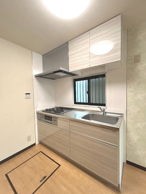 ��ʌ��������܎s��{�捂�@���Q���ڂ̃e���X�n�E�X�̃L�b�`��