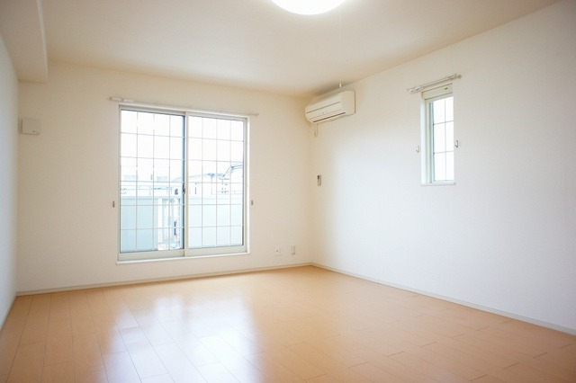 ��ʌ������s�����Q���ڂ̃A�p�[�g�̋��ԁE���r���O