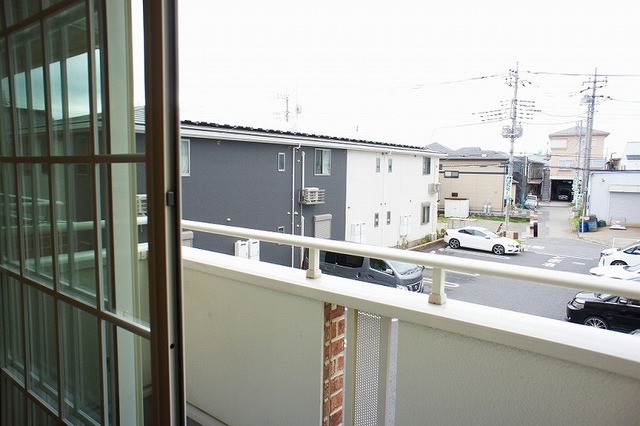 ��ʌ������s�����Q���ڂ̃A�p�[�g�̃o���R�j�[