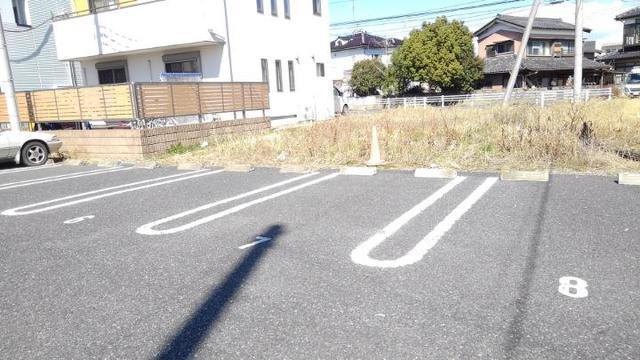 ��ʌ������s��ʖ�̃}���V�����̒��ԏ�