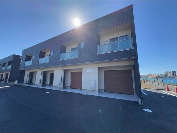 ��ʌ�����s�{���Q���ڂ̃e���X�n�E�X�̌����O��