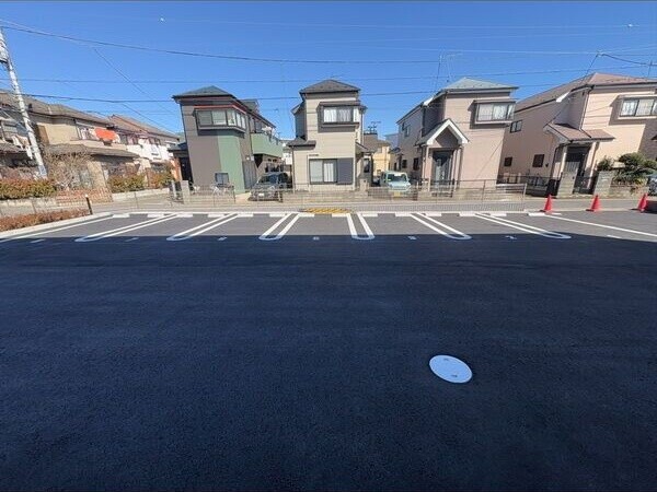 ��ʌ�����s�{���Q���ڂ̃e���X�n�E�X�̒��ԏ�