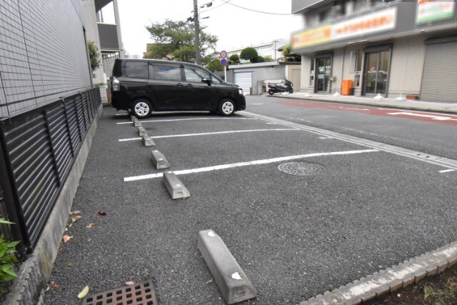 ��ʌ������s�ԌI�S���ڂ̃}���V�����̒��ԏ�