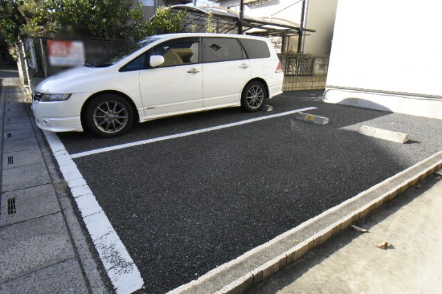 ��ʌ�����s���s���R���ڂ̃A�p�[�g�̒��ԏ�