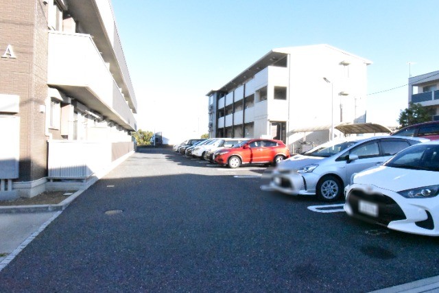 ��ʌ��z�J�s���C�N�^�E���Q���ڂ̃A�p�[�g�̒��ԏ�