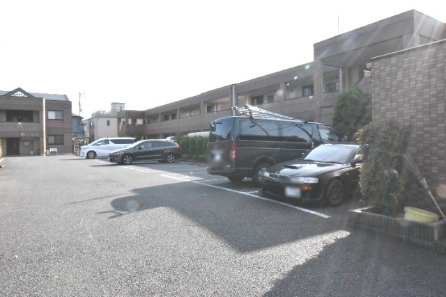 ��ʌ�����s�厚���s�g���̃}���V�����̒��ԏ�