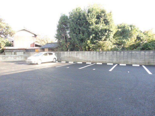 ��ʌ�����s�厚���s�̃A�p�[�g�̒��ԏ�