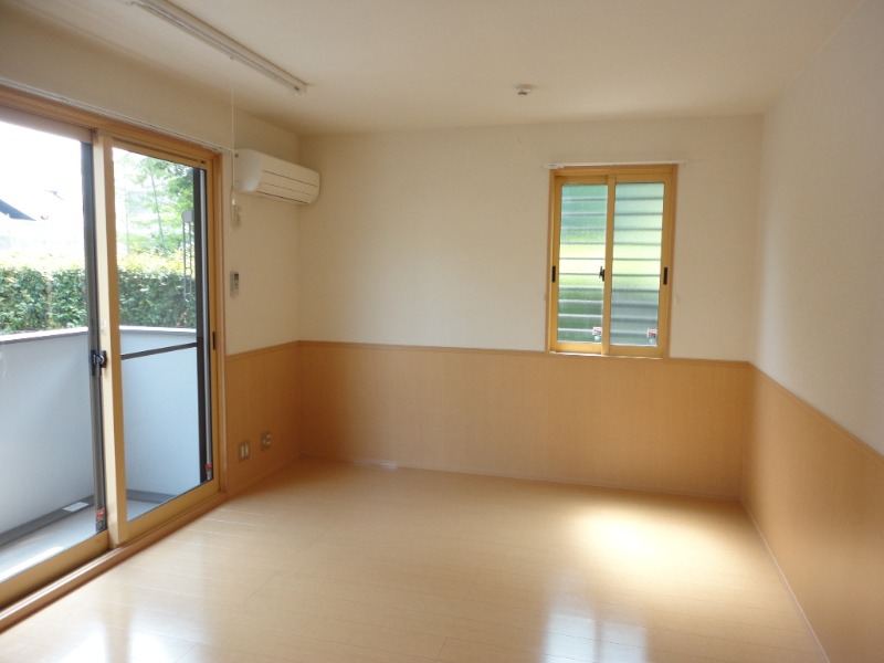 ��ʌ��������܎s�k����i���Q���ڂ̃e���X�n�E�X�̋��ԁE���r���O