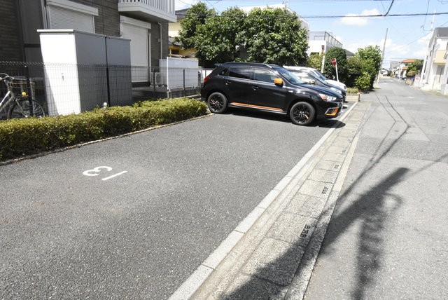 ��ʌ��������܎s�k��{�����̃A�p�[�g�̒��ԏ�