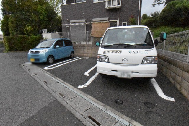 ��ʌ��@�c�s�@�c�S���ڂ̃A�p�[�g�̒��ԏ�