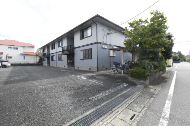 ��ʌ�����s���ȂT���ڂ̃A�p�[�g�̒��ԏ�