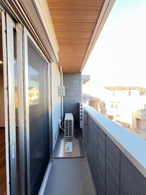 ��ʌ������s�������̃A�p�[�g�̃o���R�j�[