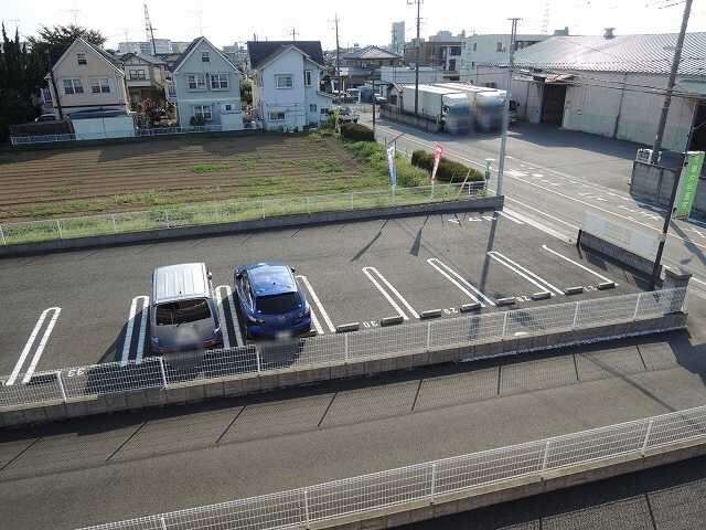 ��ʌ�����s�厚��̃}���V�����̒��ԏ�