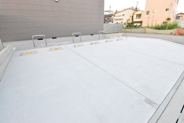 ��ʌ������s�������̃}���V�����̒��ԏ�