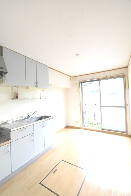 ��ʌ�����s��ԑ�S���ڂ̃e���X�n�E�X�̋��ԁE���r���O