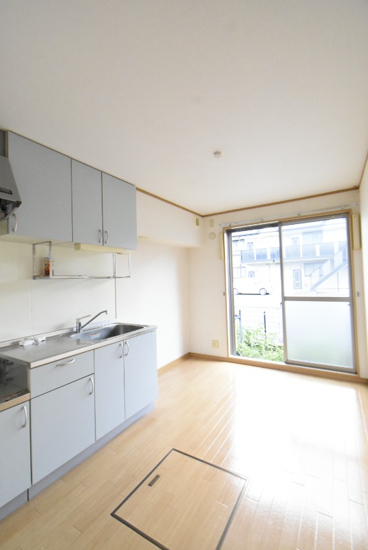 ��ʌ�����s��ԑ�S���ڂ̃e���X�n�E�X�̋��ԁE���r���O