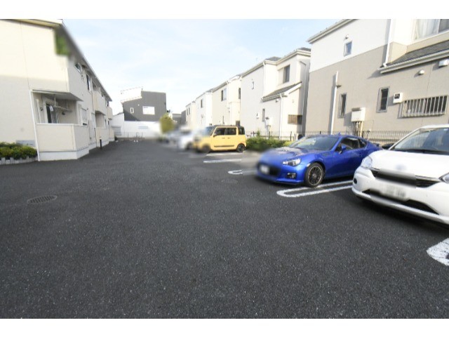 ��ʌ�����s���̏o�R���ڂ̃A�p�[�g�̒��ԏ�