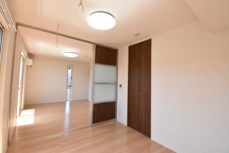 ��ʌ��z�J�s���C�N�^�E���X���ڂ̃A�p�[�g�̋��ԁE���r���O