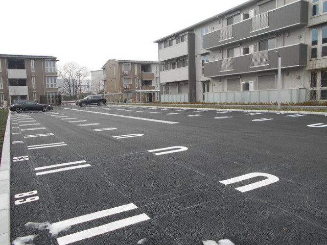 ��ʌ��z�J�s���C�N�^�E���X���ڂ̃A�p�[�g�̒��ԏ�