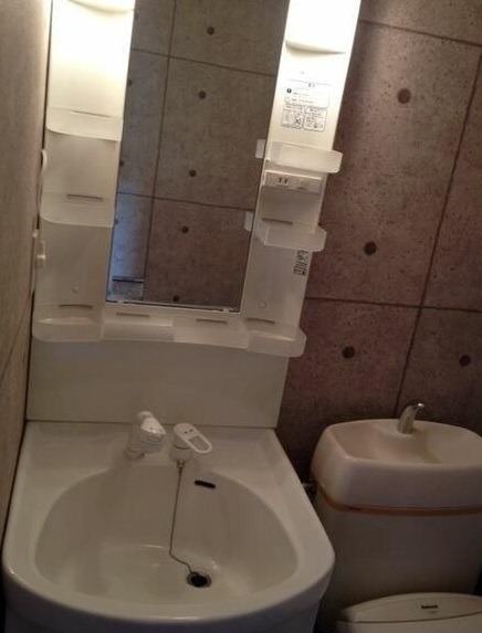 ��ʌ�����s�����J�{���R���ڂ̃A�p�[�g�̐��ʏ�