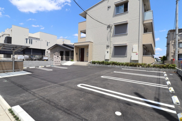 ��ʌ��z�J�s���C�N�^�E���U���ڂ̃A�p�[�g�̒��ԏ�