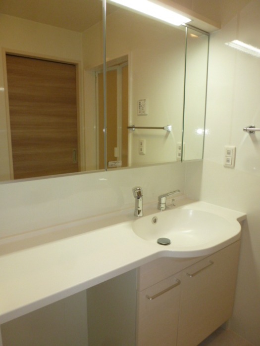 ��ʌ�����s�핽�Q���ڂ̃A�p�[�g�̐��ʏ�