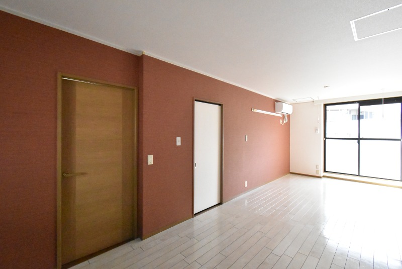 ��ʌ��������܎s�΋擌�Y�a�R���ڂ̃A�p�[�g�̋����E���r���O