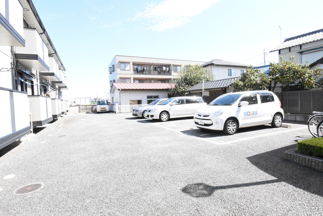 ��ʌ��������܎s�k����i���Q���ڂ̃A�p�[�g�̒��ԏ�