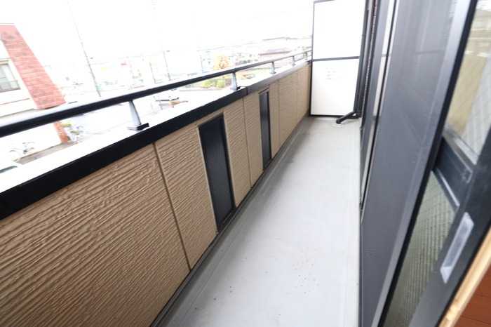 ��ʌ������s���h�S���ڂ̃A�p�[�g�̃o���R�j�[