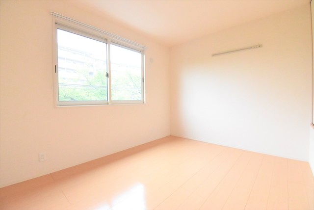 ��ʌ��z�J�s���R���ڂ̃A�p�[�g�̐Q��