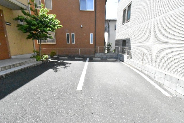 ��ʌ��������܎s�Y�a��k�Y�a�Q���ڂ̃A�p�[�g�̒��ԏ�