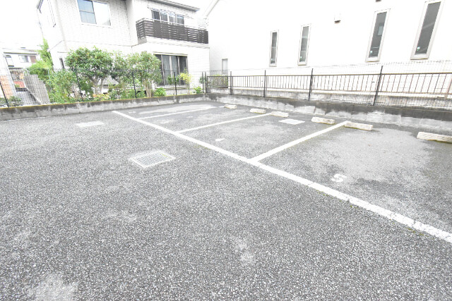 ��ʌ�����s�˒������̃}���V�����̒��ԏ�