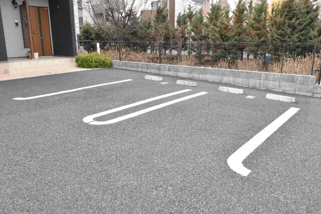 ��ʌ�����s�厚�ΐ_�̃A�p�[�g�̒��ԏ�