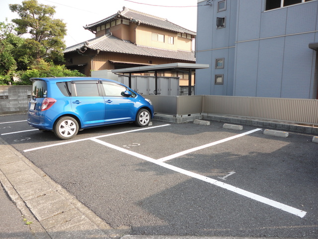 ��ʌ�����s�ܔԒ��̃A�p�[�g�̒��ԏ�