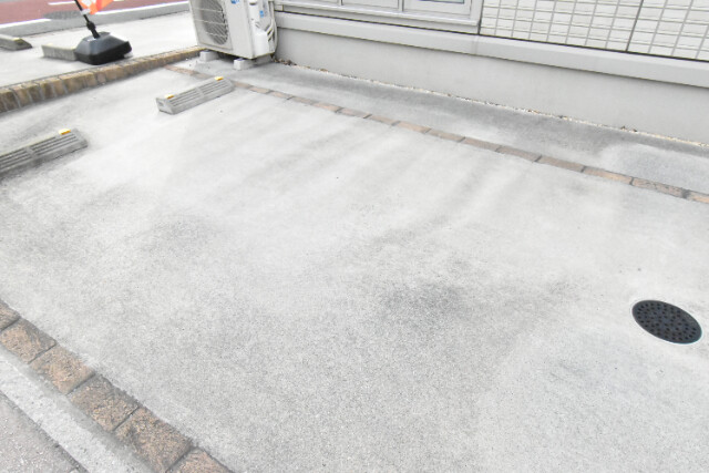 ��ʌ������s�ԌI�S���ڂ̃A�p�[�g�̒��ԏ�