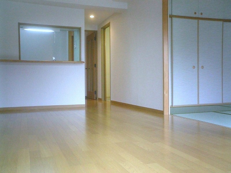 ��ʌ�����s�̉ƂP���ڂ̃}���V�����̋��ԁE���r���O