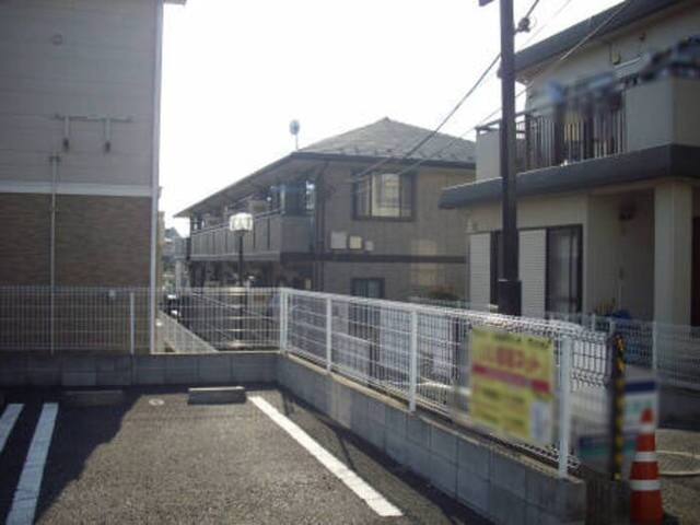 ��ʌ��������܎s��������Q���ڂ̃A�p�[�g�̒��ԏ�