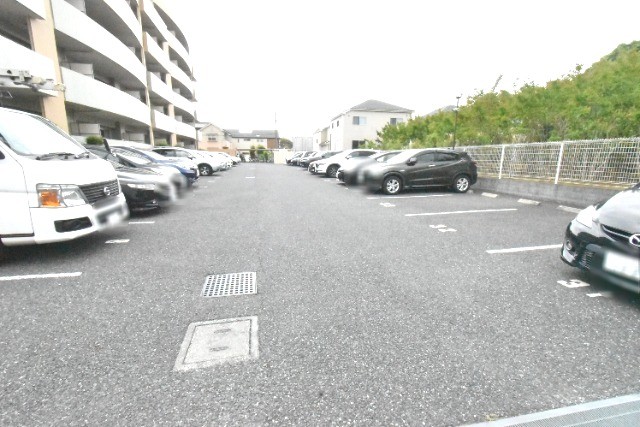 ��ʌ�����s�˒˓�P���ڂ̃}���V�����̒��ԏ�