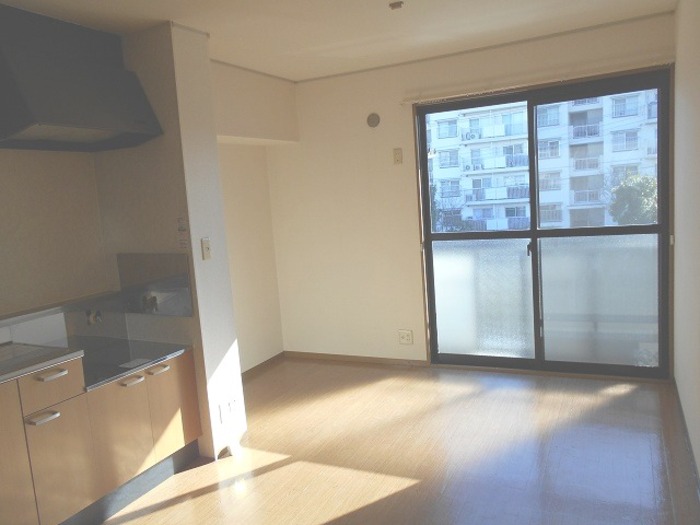 ��ʌ��������܎s�����攪���q�T���ڂ̃A�p�[�g�̋��ԁE���r���O