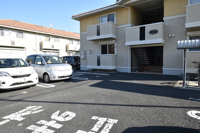 ��ʌ��������܎s�k��{�����̃A�p�[�g�̒��ԏ�