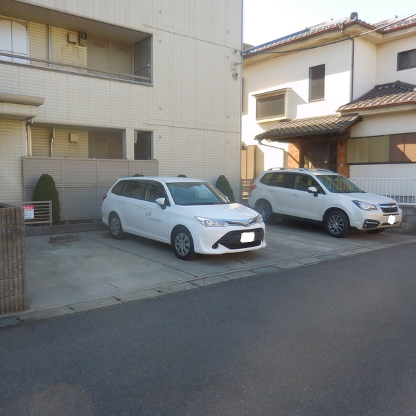 ��ʌ��z�J�s�ԎR���S���ڂ̃A�p�[�g�̒��ԏ�