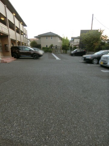 ��ʌ������s�����R���ڂ̃A�p�[�g�̒��ԏ�