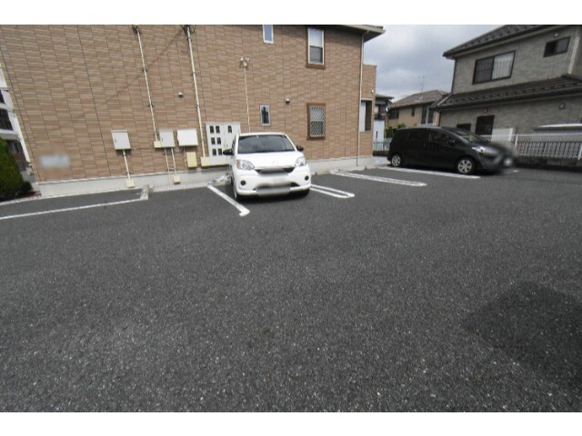 ��ʌ��@�c�s����P���ڂ̃A�p�[�g�̒��ԏ�