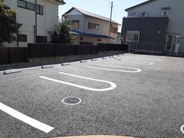 ��ʌ�����s�厚���s�̃A�p�[�g�̒��ԏ�