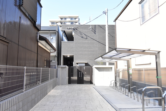 ��ʌ��������܎s��{����ؒ��Q���ڂ̃A�p�[�g�̌����O��