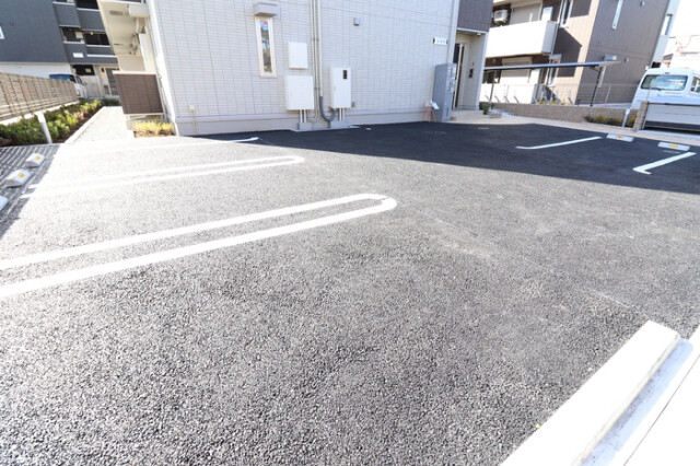 ��ʌ��z�J�s�{�{���R���ڂ̃A�p�[�g�̒��ԏ�