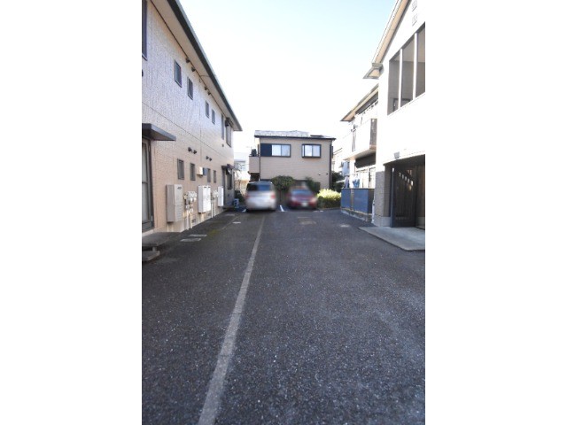 ��ʌ��������܎s�k��{�����̃A�p�[�g�̒��ԏ�