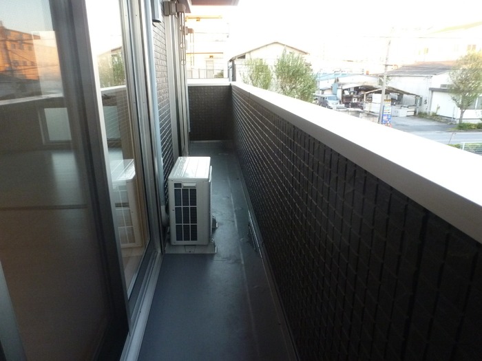 ��ʌ�����s�핽�Q���ڂ̃A�p�[�g�̃o���R�j�[