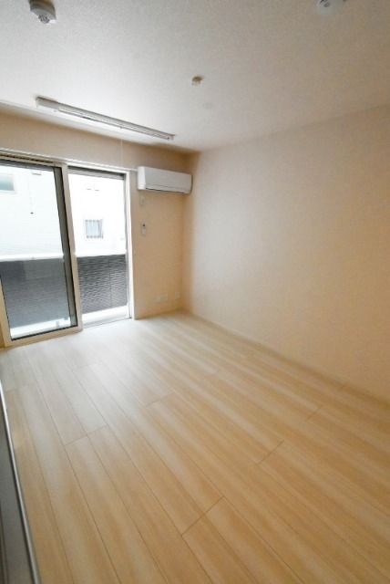 ��ʌ�����s������R���ڂ̃A�p�[�g�̋��ԁE���r���O